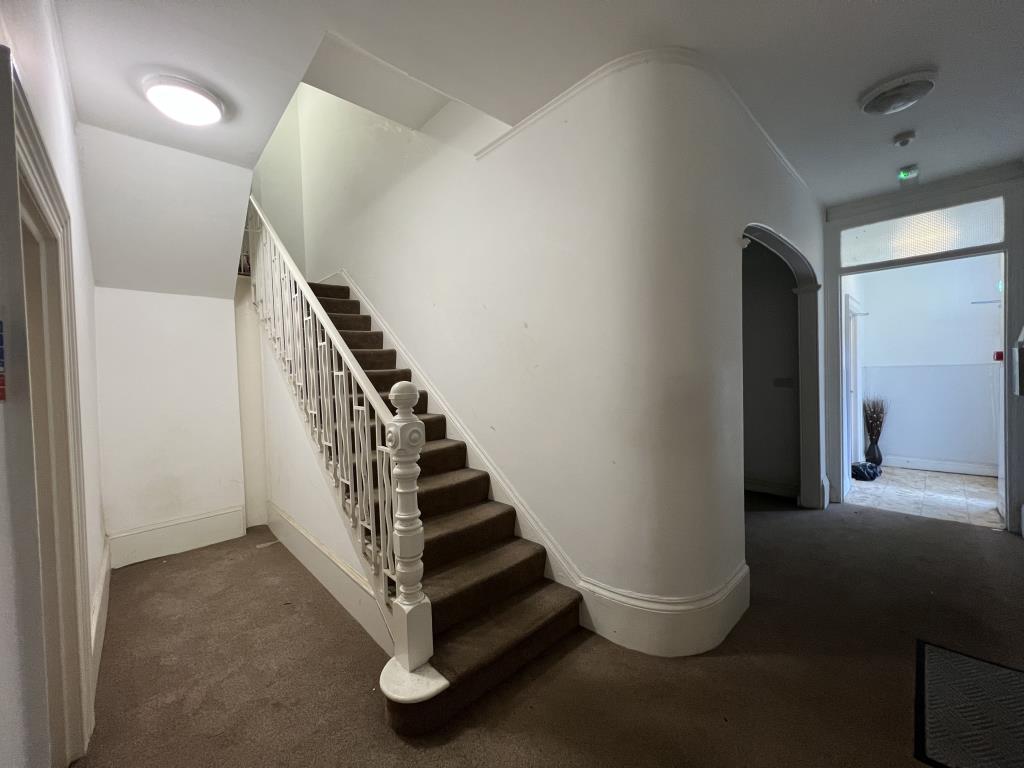 Lot: 54 - FREEHOLD INVESTMENT OF SEVEN APARTMENTS - Communal Hallway
